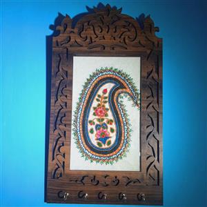 تابلو  پته دوزی شده دیواری زمینه سفید(23×42)-همراه آویز جاکلیدی\n و قاب نفیس 