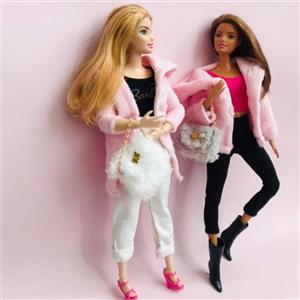 لباس عروسک باربی شامل پالتو مخمل صورتی نیمتنه سرخابی و لگ کشی مشکی