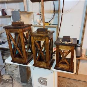 فانوس کنار سالنی چوبی (پس کرایه)