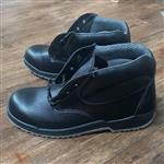 کفش ایمنی برند معتبر کلار\nاندازه 42\nدارای علامت استاندارد\nکفی مناسب کارهای صنعتی