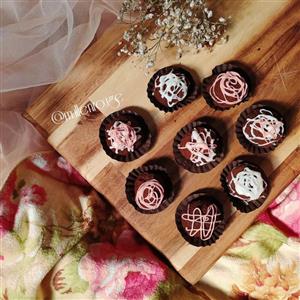 ترافل با روکش پودر کاکائو و تزیین شکلات سفید و صورتی