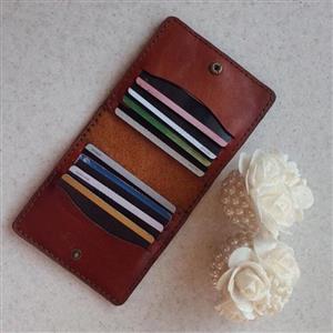 کیف کارت جیبی چرم طبیعی دستدوز دارای 10 جای کارت قابل سفارش در رنگ و چرم دلخواه شما حک اسم بر روی کیف
