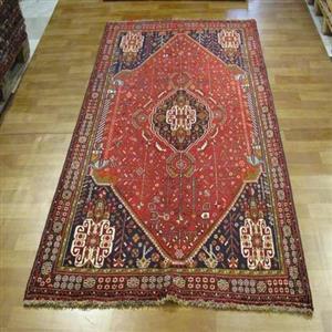 فرش دستباف شیراز طرح لچک و ترنج  رنگ زمینه لاکی رنگ حاشیه قهوه ای