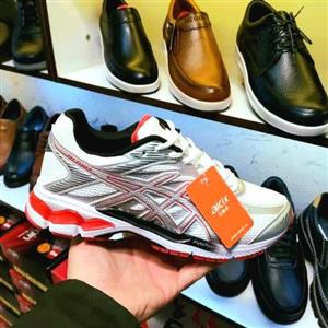 کتونی خارجی اسیکس دارای سه رنگ متفاوت