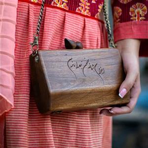 کیف چوبی مدل روناک با حکاکی بیت مناسب هدیه دادن برای خانم ها