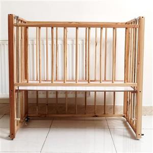 تخت نوزاد کنار مادر