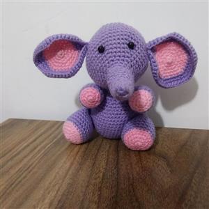 عروسک فیل بافتنی بافته شده با کاموای ایرانی قد حدود 12 سانت 