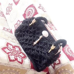 کیف دستبافت مکرومه دهانه دار  مشکی مروارید کاری شده مجلسی \nبادسته های بافت و آسترکشی شده  دارای زیپ داخلی و قابل شستشو