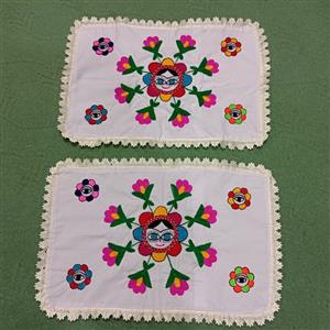 کوسن گلدوزی شده با دست 