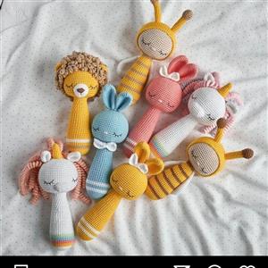 جغجغه دسته دار بافتنی عروسک بافتنی  زرافه شیر