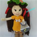 عروسک بافتنی دخترانه الویا  با قد حدود 35 سانت و بدن مفتول گذاری شده، همراه با کفش، کوله پشتی، کلاه و لباس دکمه دار
