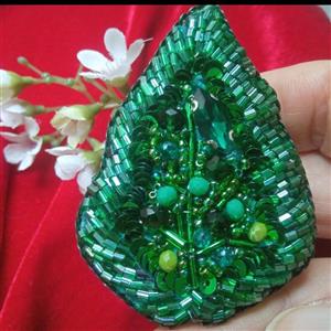 گل سینه جواهر دوزی  مدل برگ