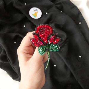 سنجاق سینه جواهردوزی گل رز قرمز