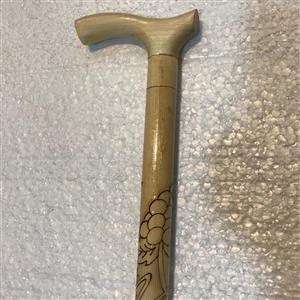 عصا چوبی سالمندی مدل لیزری گل بوته