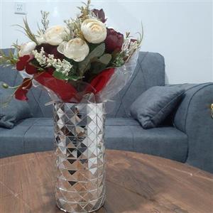 گلدان استوانه ای آینه کاری شده نقره ای و سفید رنگ بسیار زیبا و دیدنی برای افراد باسلیقه