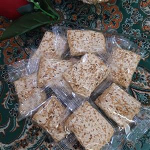 شکلات کنجدی رژیمی 500 گرمی ترکیبی از شیره سنتی خرما وکنجد محلی