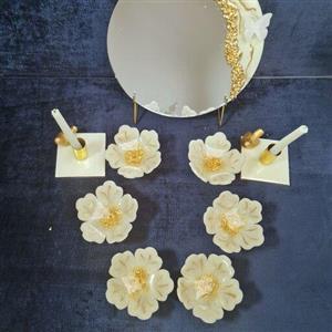 سفره هفتسین رزینی دستساز کرمی طلایی رنگ 9 تکه همراه با آینه و شمعدان