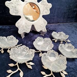 سفره هفتسین رزینی گل پنج پر سفید نقره ای با پایه برگ  7 تکه