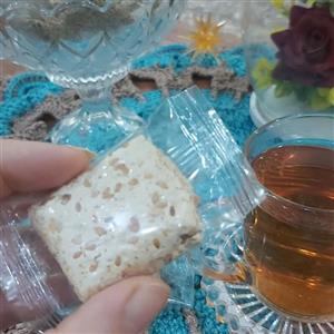 شکلات کنجدی رژیمی یک کیلویی ترکیبی از شیره سنتی خرما و کنجد محلی