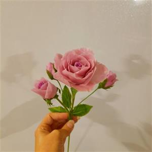 گل رز یاسی خمیری ( شاخه گل رز یاسی شامل یک گل باز و سه غنچه و یک برگ میباشد