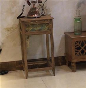 میز تلفن نقاشی شده