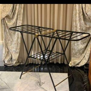 بندرخت آپارتمانی مشکی و طلایی ساخته شده از استیل نگیر و مشکی مات