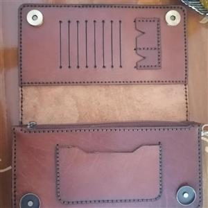 کیف دستی اسپرت چرم درجه 1 گاوی کاملا دست دوز برای شما خوش سلیقه ها