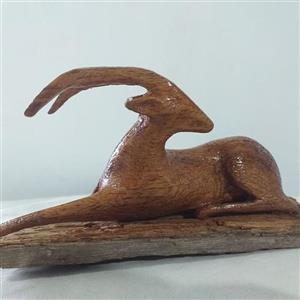 مجسمه آهوی چوبی