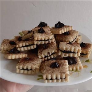 شیرینی کاپوچینو کوکیزبافیلینگ گاناش شکلاتی خیلی شیک وخوشمزه نیم کیلویی 