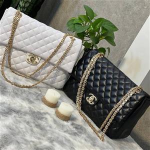 کیف شنل ترک سایز بزرگ جنس چرم وارداتی درجه یک تک رنگ مشکی موجود با یراق و زنجیر طلایی و دودی شیک و جذاب