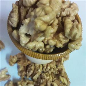 مغز گردوی کوهی درجه یک چهارگل چهارمحال وبختیاری (1000گرمی)به سفارش مشتری شکسته میشود 