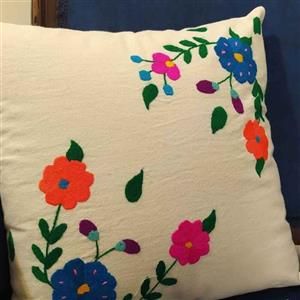 کوسن گلدوزی شده