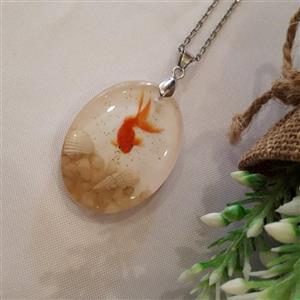 گردنبند رزینی سه بعدی حوضچه ماهی بیضی با صدفهای طبیعی با زنجیر استیل رنگ ثابت بدون زنجیر 90هزارتومان