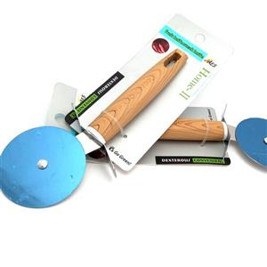 پیتزا بر دسته چوبی به صورت تک رنگ سر استیل