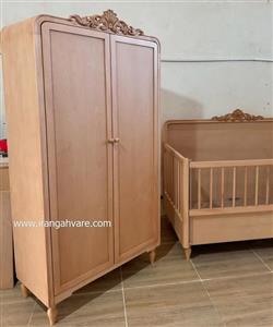 کمد چوبی کلاسیک در دو رنگ قهوه‌ای و بی رنگ