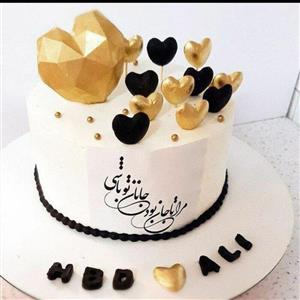 کیک اسفنجی مدرن تولد مردونه و روز پدر  با فوندانت قلب و قلب شکلاتی  وزن 1400 کیلوگرم ( فیلینگ نوتلا و موز و گردو)