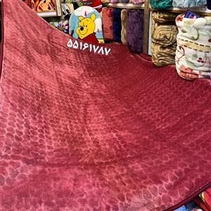 پتوی یک نفره نگین نرمینه بسیار لطیف و بادوام بسیار زیبا با نقش و نگار قلب