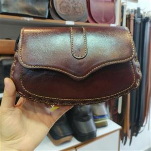 کیف دوشی چرم طبیعی گاوی درب پروانه ای و برگی انزلچرم
