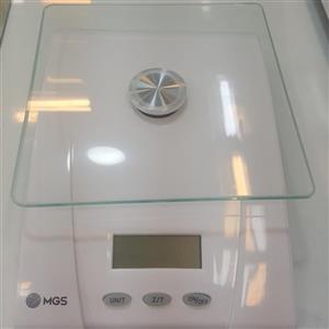 ترازو آشپزخانه پنج کیلویی صفحه ای برند MGS رنگ سفید