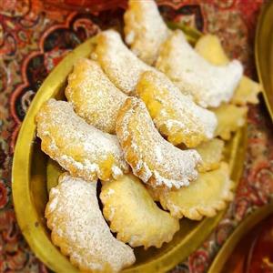قطاب گردویی شیرینی سنتی و خانگی کرمان دورپیچ خاک قندی پذیرش سفارش جزئی و عمده