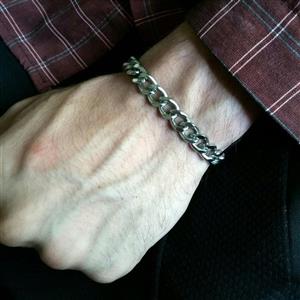 دستبند استیل کارتیر تراش خورده سایز درشت مردانه و زنانه رنگ ثابت نقره ای دستبند کارتیه استیل