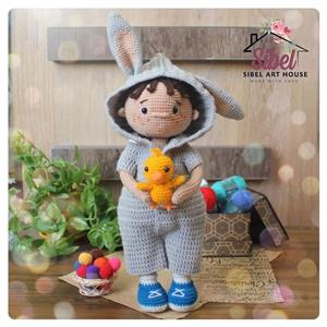 عروسک قلاببافی پسر فیلیپ با لباس خرگوش به همراه جوجه 