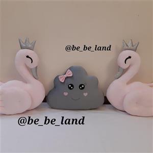 کوسن زیبای قو و ابر مخملی (به صورت ست2 عدد قو و یک ابر)مناسب تخت نوزاد و بدون حساسیت جنس مخمل درجه یک