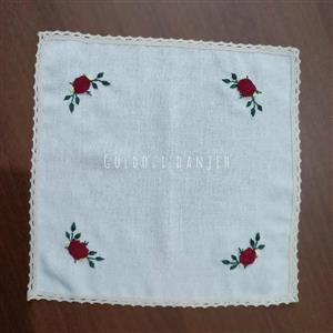 دستمال گلدوزی شده طرح گل سرخی مناسب رومیزی، بوفه، شلف، دستمال سفره