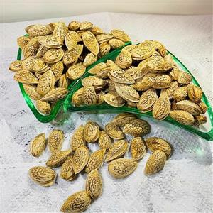 بادام نقش دار خوشمزه ومغز پر در بسته بندی نیم کیلویی