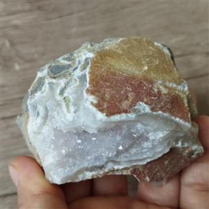 سنگ آمیتیست  اصل در بستر سنگ عقیق معدنی و بسیار درخشان آرامش بخش و  زیبا مناسب دکور  با رنگ طبیعی سفید و یاسی