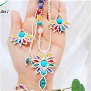 ست کامل رولباسی و گوشواره و دستبند  رنگی رنگی با سنگ فیروزه تبتی و سنگهای جید رنگانگ وبافت نخهای مومزده