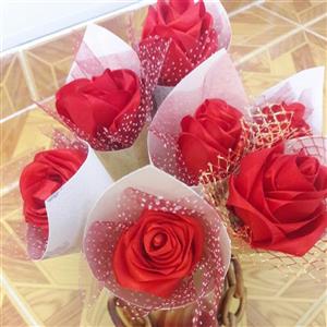 گل ساتنی ولنتاین با آویز قلبی