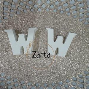 استند خام بتنی حرف W ، اسم بی رنگ ، قابلیت رنگ آمیزی با رنگ اکرلیک، جنس پودر بتن هنری دلتا