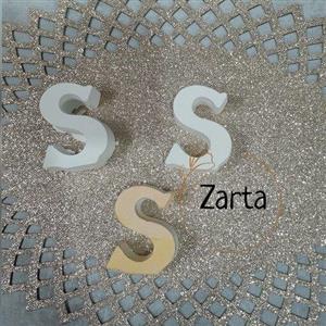 استند خام بتنی حرف S,  اسم بی رنگ ، قابلیت رنگ آمیزی با رنگ اکرلیک، جنس پودر بتن هنری دلتا